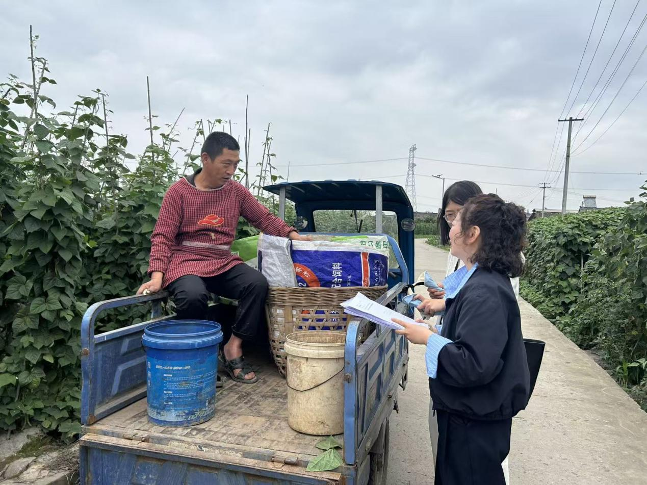 （图为审计人员走访核查）